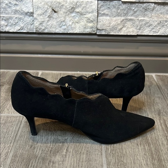 Adrienne Vittadini Black Flats with Pointed Toe and Sleek Design - Picture 5 of 11